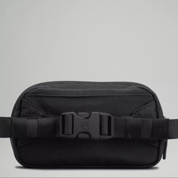 ๐ถ Lululemon Mini Belt Bag ๐ค - Picture 3 of 5